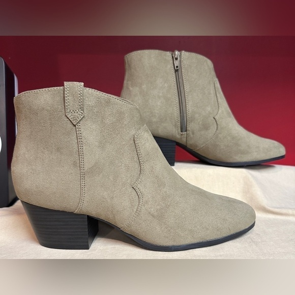 NWOT Old Navy Faux Suede Lgt Brown/Tan Western Style Ankle Boots Women’s Size 10 - Picture 2 of 2